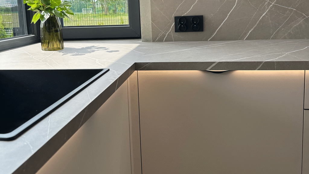 Rosnąca świadomość ekologiczna sprawia, że wybór mebli na wymiar w naturalnych barwach staje się czymś więcej niż modą – to styl życia. Klienci chcą otaczać się wnętrzami, które nie tylko cieszą oko, ale również są zgodne z zasadami odpowiedzialnej produkcji. Dlatego właśnie meble na wymiar Bydgoszcz łączą w sobie funkcjonalność, estetykę i odpowiedzialność wobec środowiska.