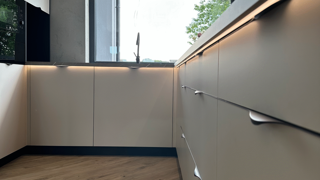 Właśnie te barwy najczęściej wybierane są przy projektach kuchni na wymiar, które w 2025 roku zyskują jeszcze większą popularność. Kuchnia staje się sercem domu i miejscem, gdzie kolorystyka inspirowana naturą szczególnie dobrze się sprawdza.