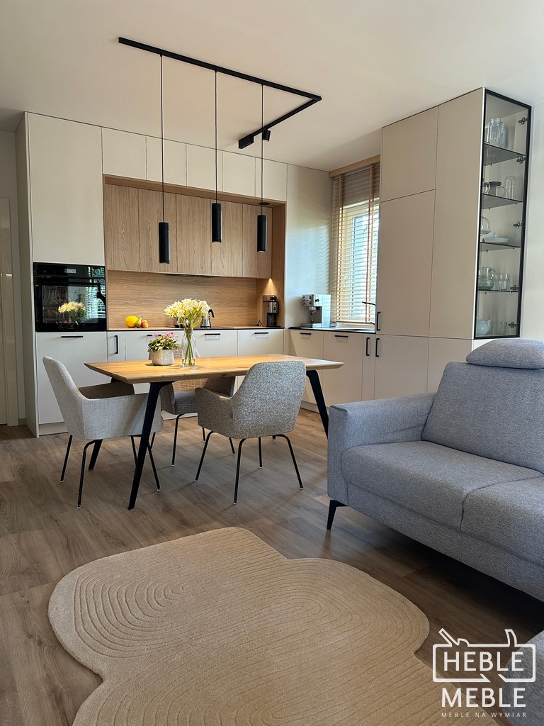 Jednym z częstszych rozczarowań po zakończeniu realizacji jest brak wystarczającej ilości miejsca do przechowywania. Początkowy zachwyt minimalistyczną zabudową szybko ustępuje miejsca frustracji, gdy okazuje się, że brakuje miejsca na garnki, przyprawy, zapasy i sprzęty. W kuchni liczy się funkcjonalność, a dobrze przemyślana zabudowa powinna zawierać elementy, które maksymalizują wykorzystanie dostępnej przestrzeni.