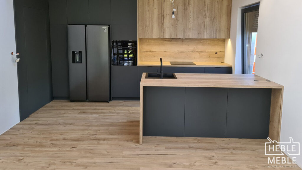 Decyzja o wykonaniu kuchni na wymiar to krok, który może całkowicie odmienić domową przestrzeń. Zamiast kompromisów typowych dla gotowych mebli, zyskujemy możliwość idealnego dopasowania. Ale właśnie w tej swobodzie projektowej czyha najwięcej pułapek. Nieprzemyślane decyzje, pośpiech czy zbyt duża wiara w estetykę z internetu mogą sprawić, że zamiast funkcjonalnej i trwałej kuchni powstanie wnętrze, które frustruje każdego dnia.